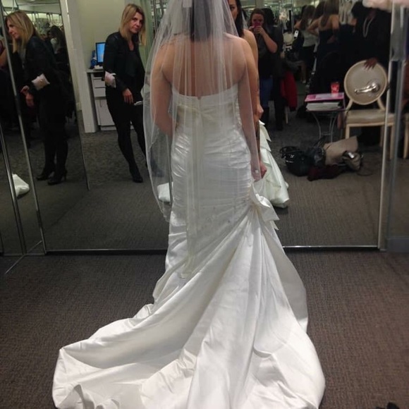 Never worn wedding dress - Picture 3 of 3